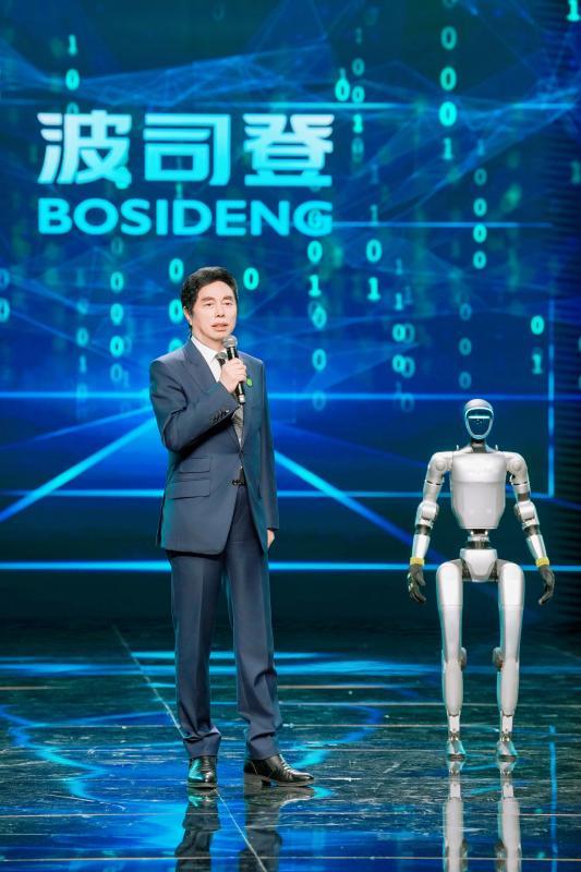6高德康对话宇树机器人“小宇”-1.jpg
