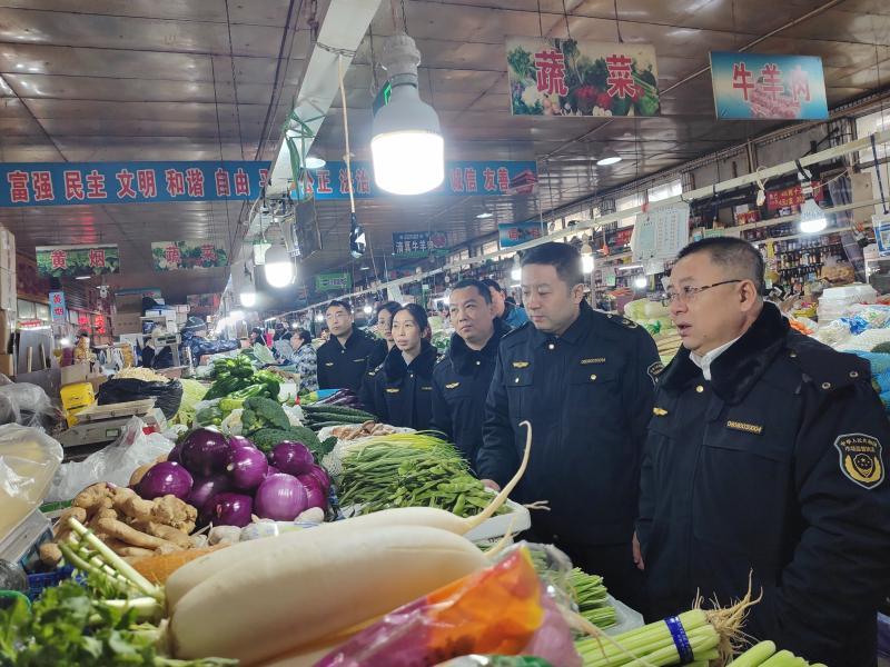 伊春市市场监督管理局主动作为 迅速开展暴雪极端天气期间市场监督检查_87ffcec17d90703711917d430540c7a.jpg_a47ea9f5cf1f417ab018807bb7be38d4.jpg