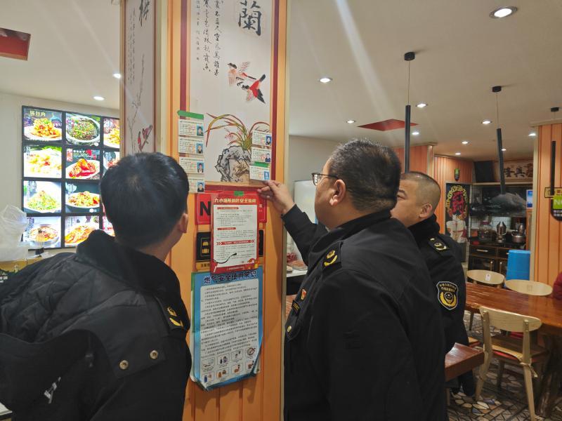 伊春市市场监督管理局伊美分局红升市场监督管理所深入网红餐饮一条街开展食品安全专项检查_f485975a4bd3bdcede3bc8a42d7bfa8.jpg_71e2d76e3f114d219f328a4ec7b92170.jpg