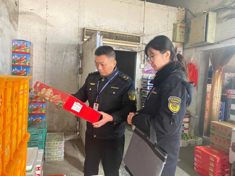 守护“果篮子”安全 ——马鞍分局开展水果市场专项检查_现场检查_11fd027039d64bd2bc72112ad452213f.jpg
