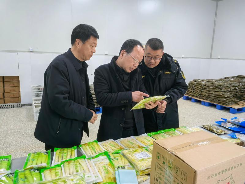 湖北省竹山县深河市场监管所：严把食品安全关，守护群众“平安年”_ _82a03614c6c4400da762af52c0780b4e.jpg