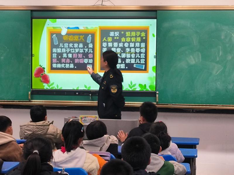 巢湖市场监管局开展科普宣传进校园活动  筑牢护校安园“平安盾”_315科普宣传进校园 (2).jpg_20e346a65e0841d08716105c705bf696.jpg