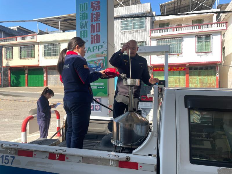 严把“计量关”！定南县市场监管局开展燃油加油机强制检定专项行动_0320.jpg_9fa8efa017464b3aa56d807032bde491.jpg
