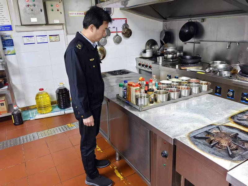 安徽省巢湖市凤凰山市场监管所开展“五一”节前宴席酒店  食品安全监管_检查餐饮单位1.jpg_a45f329059df41f19768f7f351545d35.jpg