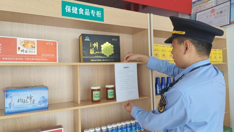 河南省许昌市市场监督管理局魏都区分局  捍卫老人权益给保健品虚假宣传“断电”_执法人员在商店显示位置张帖温馨提示函.jpg_6b15197237464a99a1b7a5b6a4b010e8.jpg