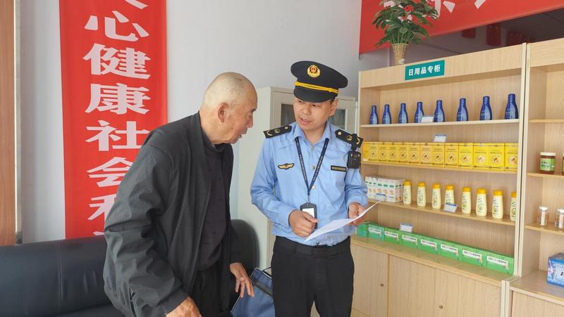 河南省许昌市市场监督管理局魏都区分局  捍卫老人权益给保健品虚假宣传“断电”_执法人员正耐心的向前来购物的老年人宣讲法律知识和注意事项.jpg_febec36e2b6a420b82ea2e9cb53bd804.jpg