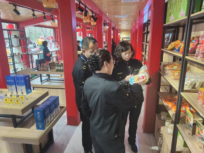 辽宁省凤城市市场监管局开展“五一”节前旅游市场专项检查_图2.jpg_409bd5a7d9d1415080db7a68f763302f.jpg