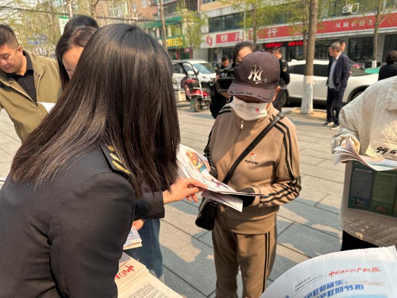 辽宁省凤城市市场监管局开展知识产权宣传周系列活动_5053b0eb566e53fbe98a9aa3b9e60b4.jpg_30dd47e8445b4092a3aa50cf3fe940a8.jpg