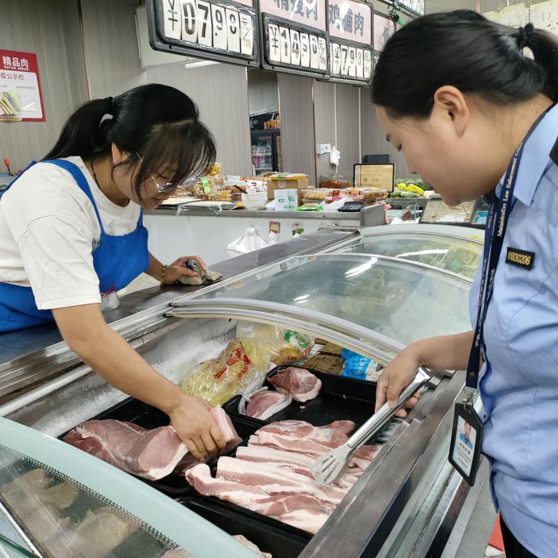 河南省许昌市市场监督管理局魏都区分局以“严”字当头 守护肉制品安全_市场监管执法人员在超市检查肉制品.png_26eb2b646f6147c8b66b3e4c7800ba63.png