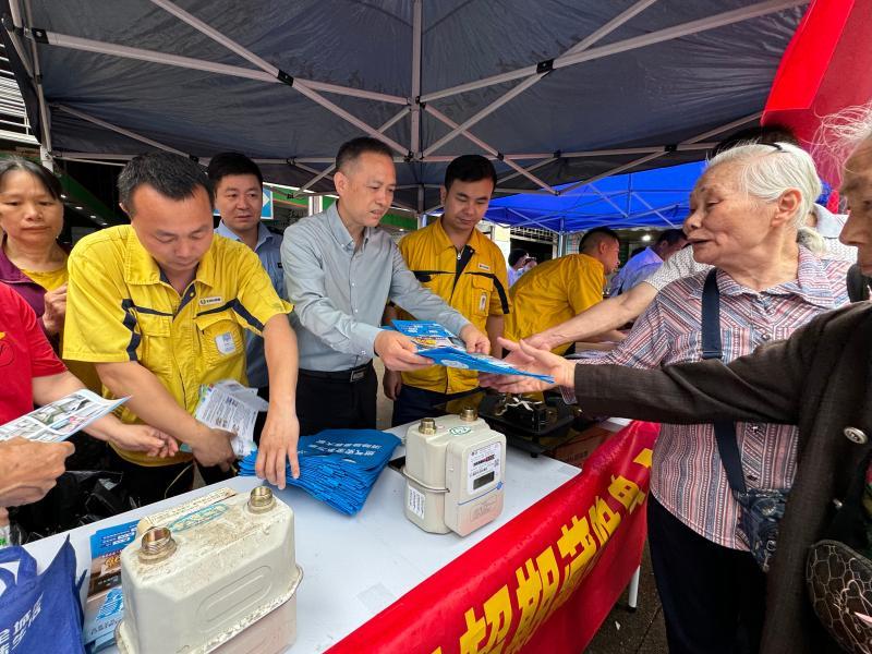 广西桂林市开展2025年世界计量日主题活动_工作人员向市民发放计量宣传资料_c184a01682f641879b42d7a019f88c61.jpg
