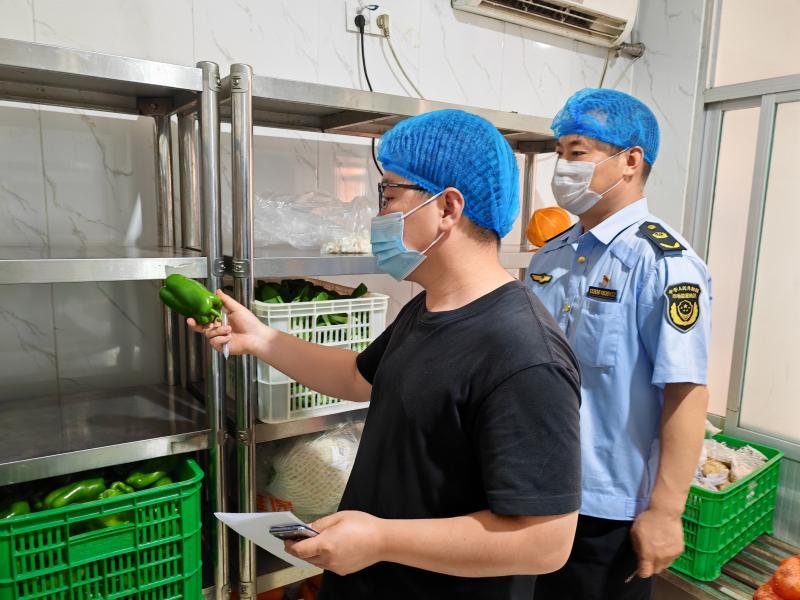 护航中高考食品安全‖保定市满城区市场监督管理局开展校园食品安全“你点我检 服务惠民生”活动_1.jpg_334210607eed42229c1d1d059af91c3f.jpg
