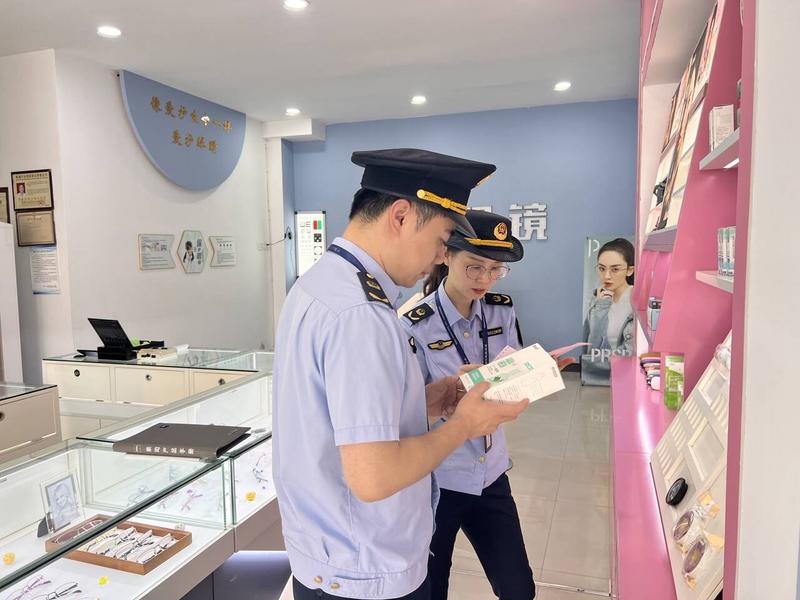 安徽省休宁县市场监管局开展隐形眼镜及护理液专项检查_QQ图片20250617151742.jpg_0267d90c0c0745c6a4a72796c90e2c8b.jpg