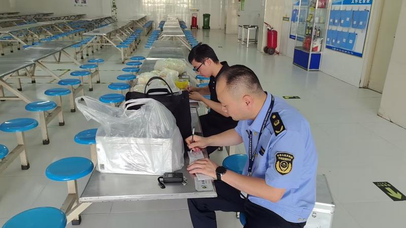 河南省许昌市市场监督管理局魏都区分局双检联动护食安_执法人员正在学校食堂进行抽检1.jpg_7e2a7261217e47759d899ae43d143822.jpg