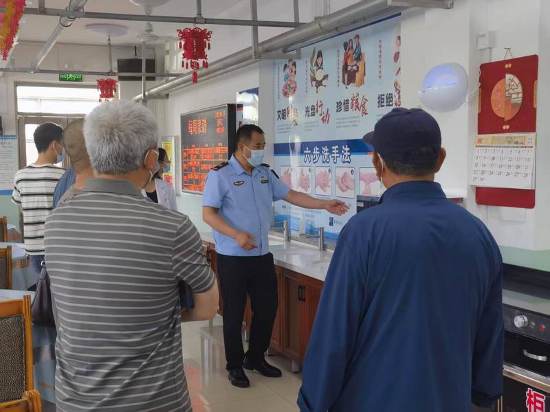 辽宁省凤城市市场监管局起底整治养老机构食堂食品安全_56077f766a9e881b4211177a33fe0bf.jpg_adcf90bd91fd4d168216958fb1820045.jpg