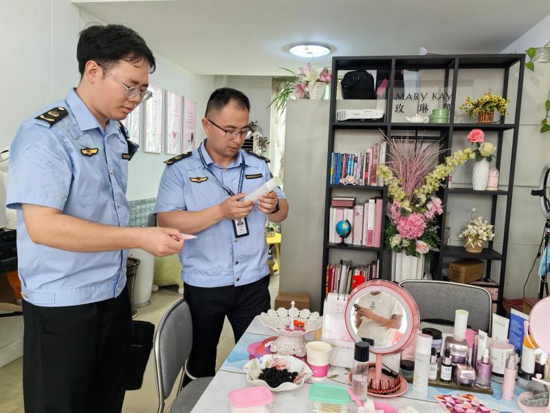 月湖区市场监督管理局开展化妆品专项检查筑牢“美丽消费”安全防线_998ba406bccb4b954c9637169260356.jpg_c49329d64419417785a6e05e825930c3.jpg