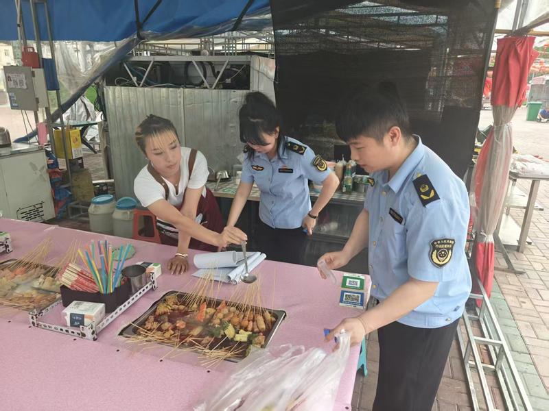 友谊县市场监督管理局：多管齐下 筑牢夜市食品安全防线_48539eda7bbf0e5e1826463740bd09a.jpg_723895fcae96451a9728d294ef9ae7e2 (1).jpg